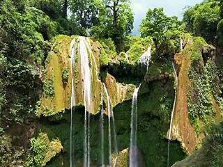 The secretary seduces the boss for a prize.