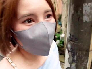 Η πιο δυνατή καλλονή με γιγαντιαία βυζιά εμφανίζεται