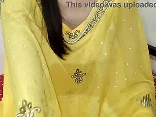 Bedräglig indisk bhabhi, ta min stora röv... devar knullar mig hårt på byn xxx