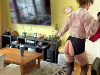 Elakadt mostohaanya merészen jutalmazza mostohafiát fújással misszionáriusszal és creampie-val tabu fantáziában