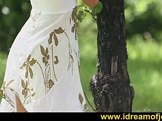 I masturbate in the woods, brunette solo