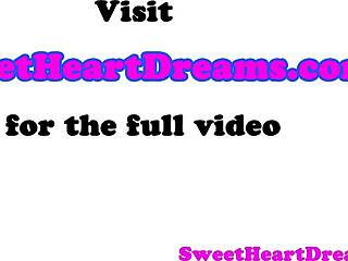 Azt hitte, csak dumálunk, de rászedtem ezt az amatőr vöröset forró leszbikus csókra a sztori kedvéért