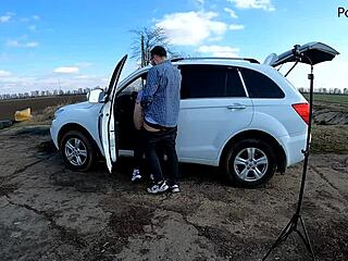 Млада руска брюнетка доминира като господарка в дива рогоносец игра с дупе