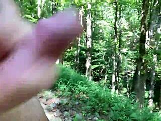 Dobbelt udendørs klimaks med revne tøj og dryppende afslutning