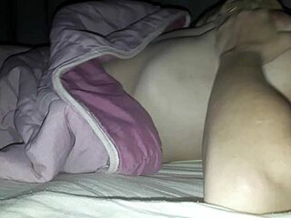 Molhei minha cama toda ontem, masturbando gostoso a noite inteira!