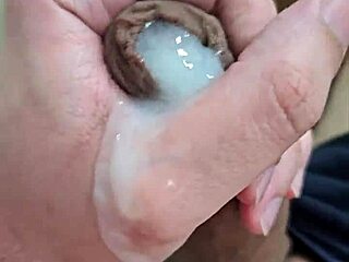 Cowok Muda Nakal 18+ Keluarin Cum Enak di Video Fetish Bisexual Rumahan