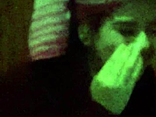 Natte rozeharige meid wordt 18 en geilt op