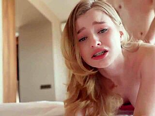 Nevlastní sestra prosí, aby udržela tajemství večírku před rodiči v napjatém okamžiku.