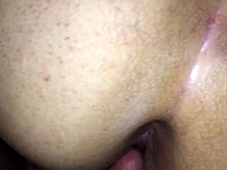 Чукам стесняващата ми мащеха догги в близък POV с огромен кур