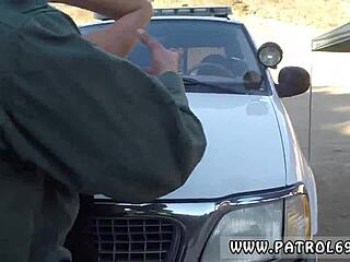 Dominante Polizistin in Uniform stoppt Brünette für Outdoor Arsch-zu-Mund Fick