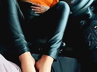 chica taxista me la chupa por un masaje en los pies