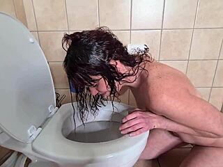 Toilet whore humiliates herself in bathing fetish