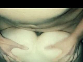 Porno Yıldızının Hayranını Canlı Köpek Stili Sikmesini İzle?