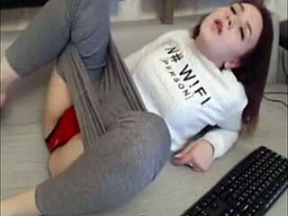 흰 여자가 요가 팬츠에 강렬한 젖은 오르가즘으로 흠뻑 젖어요