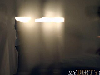 Мэри Фрост и партнёр в хардкорном трахе в тёмной комнате