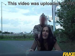 Aussiebabe i realityshow knullar främling och ger sig ut på vild sexresa