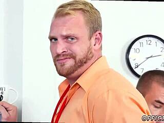 Novinhos rabudos começam o primeiro dia de trabalho com pegação gay