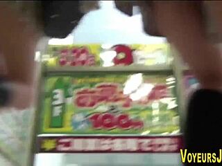 亚洲穿大靴子被偷窥者尿尿，震惊场面！