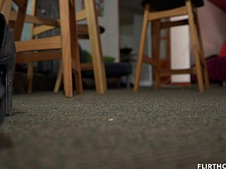 אוהב להתפנק על פטיש רגליים במלון האהוב שלנו