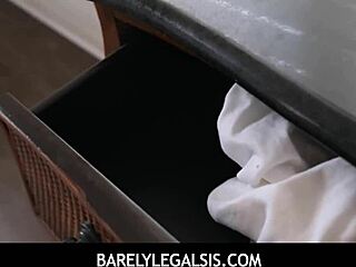 可爱继妹Asia Rivera为快钱大胆口交交易