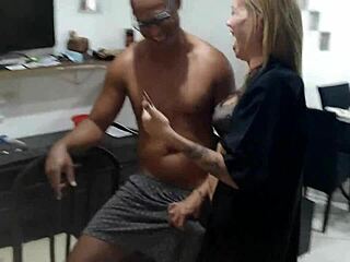 minha amiga fada mel só pega o cara com o maior pau na festa