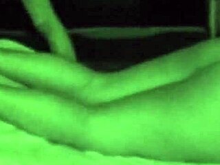 Массаж эбони перерастает в жаркий отсос члена