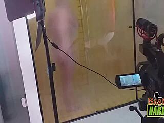 os maiores peitos do brasil nos vidros ofuscados do banho - rafaella denardin - ed j