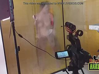 os maiores peitos do brasil nos vidros ofuscados do banho - rafaella denardin - ed j