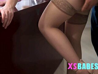 Seksuele spanning ontploft met mijn kleine secretaresse