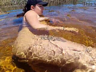 Fetița albă și sexy încearcă nudismul pe plajă prima dată cu orgasm de pulă mare în fund