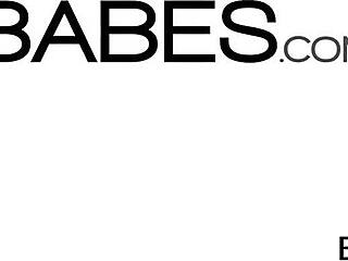 Jamie Lynn sizzles in bikini of fire