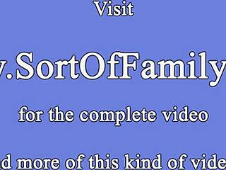 Oye nena, ¿quieres ver a esta adolescente de 18+ tomar la polla de su padrastro profundo en su estrecho culo para una follada anal salvaje?