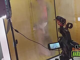 os maiores peitos do brasil nos vidros ofuscados do banho - rafaella denardin - ed j