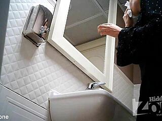 Cámara oculta pilla acción salvaje en baño de bar de noche