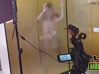 os maiores peitos do brasil nos vidros ofuscados do banho - rafaella denardin - ed j