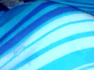 Glaubst du dieser Typ strippt Schwanz für Lesben-Masturbation?