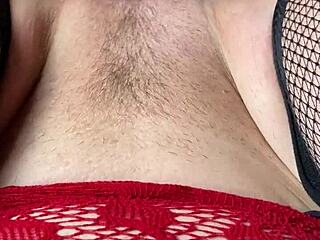 Cat-Woman Perah Batang Dalam Aksi Dekat Dengan Stoking Dan Pancutan