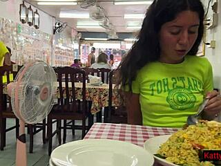 Katty West在亚洲咖啡厅吃午饭不穿内裤，公开露穴给大家看