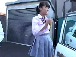 制服姿のアジアンギャルが指マンとフェラでイカされる