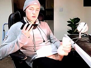 wanking on phone with girl