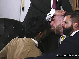 เซ็กส์แอนอลเกย์กลุ่มสี่ในสูทที่ธุรกรรมอสังหาริมทรัพย์จริง