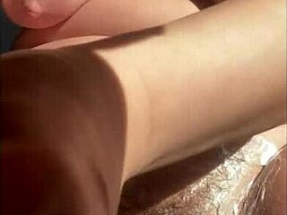 Mokrá pulzující kundička stříká v detailním orgasmu