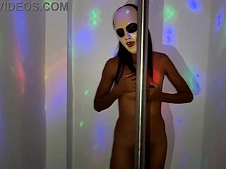 Suggestive amateur latina with big ass dancing seductively on the pole for free