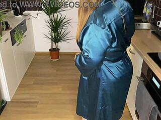 性感婆婆在厨房尿尿给女婿看