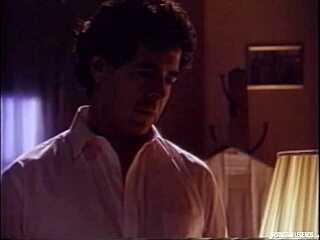 Riesce a ingoiare tutto il cazzo di Jamie Gillis prima di scoparlo in una scena retrò?