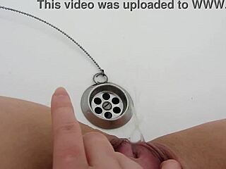 Milf pisseuse dans le bain, compilation fétichiste en gros plan avec vibes ASMR