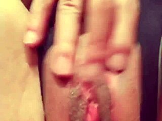 Nymfo selfie-jente frister med barbert fitte som spruter i hemmelig POV-lek