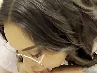 비서 Monika Fox가 호텔 방에서 보스 빨아, 지저분한 핑거링 입에 정액 컴샷