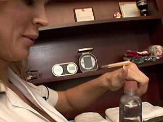 अरे, ये हॉर्नी लेस्बियन मिल्फ्स वाइल्ड चाट रही हैं, मेच्योर कौगर एक्शन बहुत स्टीमी है! (लेस्बियन, मिल्फ)