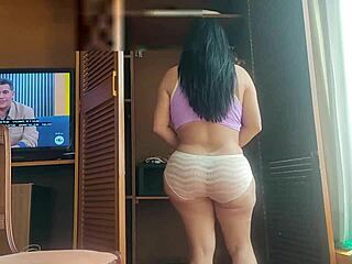 Beautiful big ass in extreme pose
